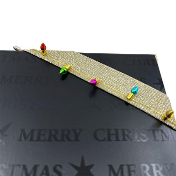Geschenkband, Faux light Kordel in gold mit farbigen kleinen Tannenbaumlichter, Detail an einer Geschenkverpackung